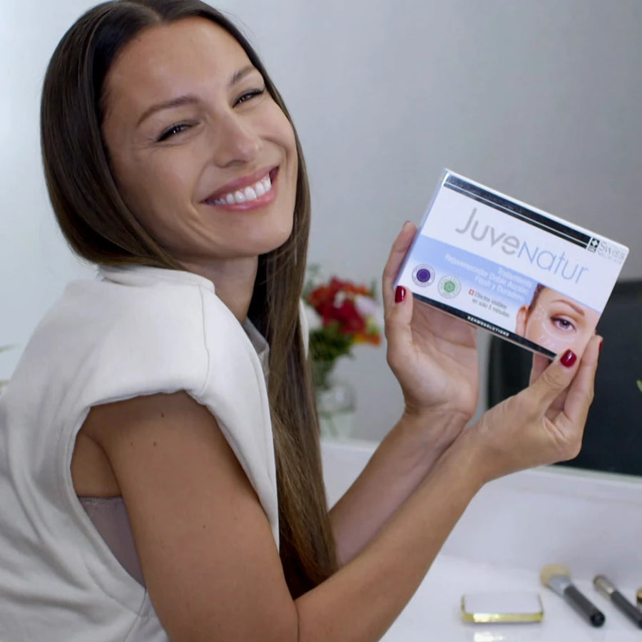 Pampita sosteniendo el estuche original de JuveNatur